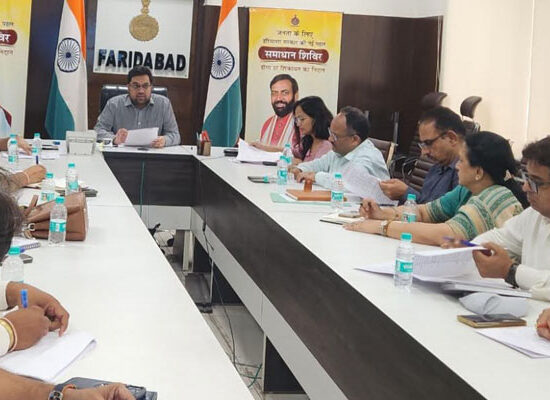 फरीदाबाद में 15 जून के जिला स्तरीय सम्मेलन और जनकल्याण कार्यक्रमों की समीक्षा बैठक करते अधिकारी