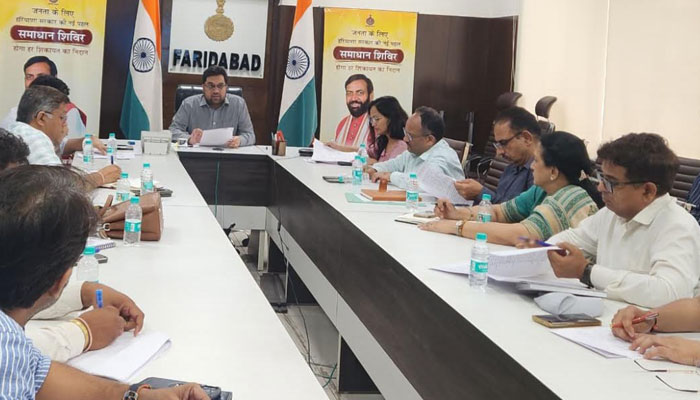 फरीदाबाद में 15 जून के जिला स्तरीय सम्मेलन और जनकल्याण कार्यक्रमों की समीक्षा बैठक करते अधिकारी