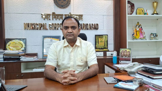 फरीदाबाद में मानसून से पहले नगर निगम द्वारा नालों की सफाई का कार्य।