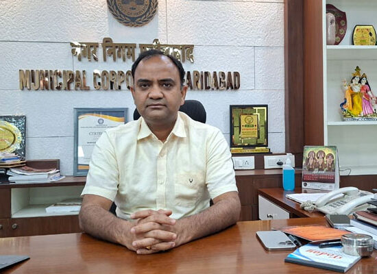 फरीदाबाद में मानसून से पहले नगर निगम द्वारा नालों की सफाई का कार्य।