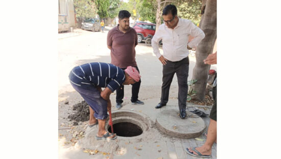 फरीदाबाद में स्टॉर्म वाटर लाइन और नालों की सफाई कार्य का निरीक्षण करते नगर निगम अधिकारी