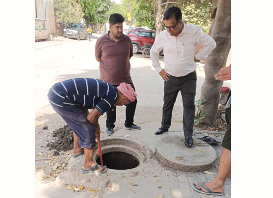 फरीदाबाद में स्टॉर्म वाटर लाइन और नालों की सफाई कार्य का निरीक्षण करते नगर निगम अधिकारी