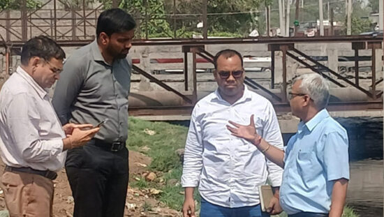 फरीदाबाद में मानसून से पहले नालों और सीवर सफाई कार्य का निरीक्षण करते नगर निगम अधिकारी
