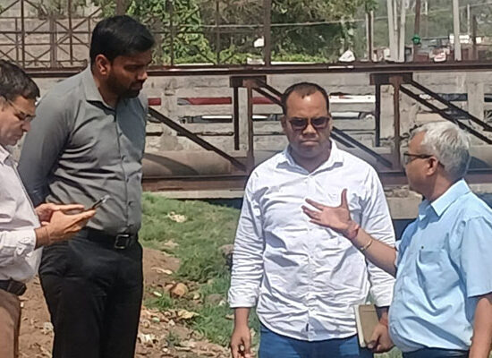 फरीदाबाद में मानसून से पहले नालों और सीवर सफाई कार्य का निरीक्षण करते नगर निगम अधिकारी