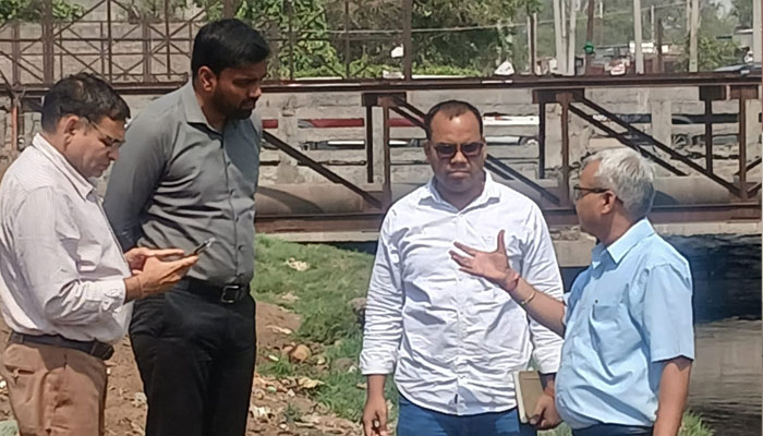फरीदाबाद में मानसून से पहले नालों और सीवर सफाई कार्य का निरीक्षण करते नगर निगम अधिकारी