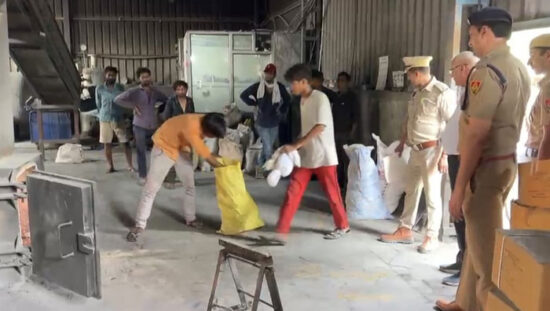 फरीदाबाद पुलिस द्वारा ड्रग्स डिस्पोजल कमेटी की निगरानी में गांजा नष्ट किया जाता हुआ