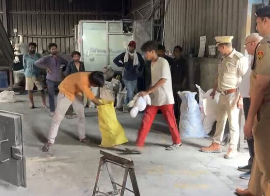 फरीदाबाद पुलिस द्वारा ड्रग्स डिस्पोजल कमेटी की निगरानी में गांजा नष्ट किया जाता हुआ
