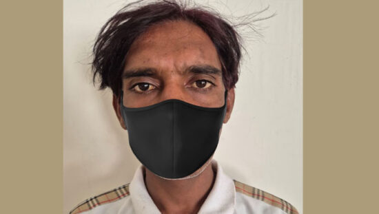 फरीदाबाद में 256 ग्राम गांजा के साथ गिरफ्तार आरोपी को लेकर जाती पुलिस टीम
