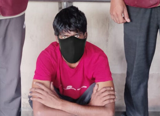 फरीदाबाद में अवैध देसी कट्टा बरामदगी मामले में गिरफ्तार आरोपी के साथ पुलिस टीम।