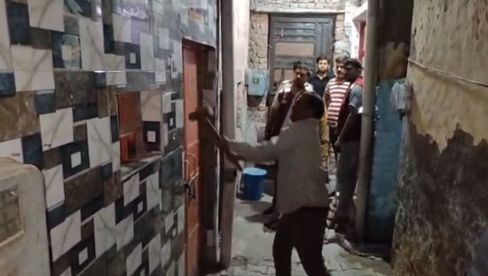 आजाद नगर में छापेमारी के दौरान बरामद अवैध देसी कट्टे के संबंध में कार्रवाई करती फरीदाबाद पुलिस।