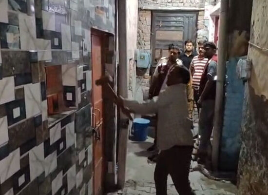 आजाद नगर में छापेमारी के दौरान बरामद अवैध देसी कट्टे के संबंध में कार्रवाई करती फरीदाबाद पुलिस।