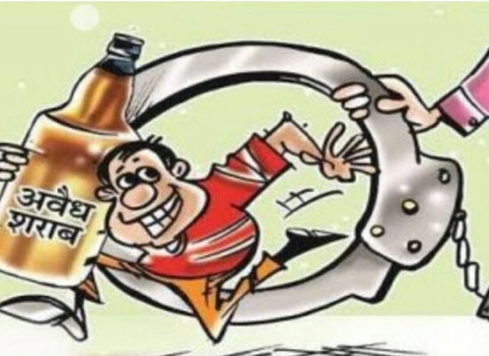 Faridabad Police arrested four accused with illegal liquor and beer during anti-smuggling operation