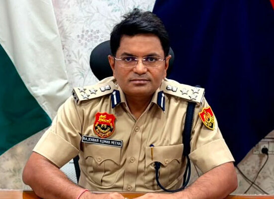 फरीदाबाद पुलिस के नए जॉइंट सीपी राजेंद्र कुमार मीणा पदभार ग्रहण करते हुए
