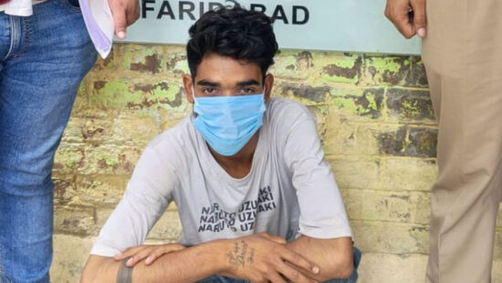 मोबाइल झपटमारी मामले में गिरफ्तार आरोपी और बरामद फोन के साथ पुलिस।