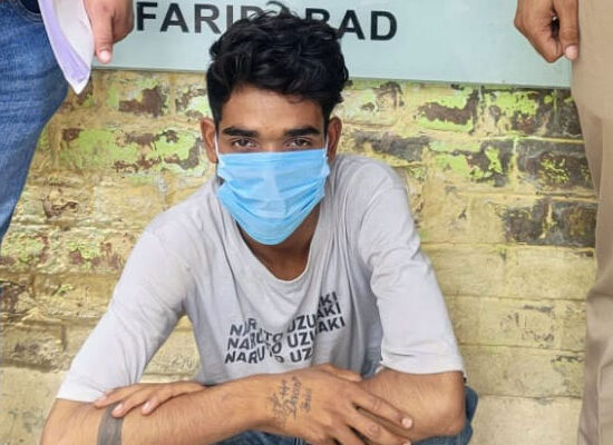 मोबाइल झपटमारी मामले में गिरफ्तार आरोपी और बरामद फोन के साथ पुलिस।