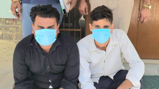 मोबाइल स्नैचिंग और बाइक चोरी के मामले में गिरफ्तार आरोपियों के साथ फरीदाबाद पुलिस।