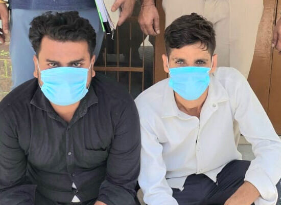 मोबाइल स्नैचिंग और बाइक चोरी के मामले में गिरफ्तार आरोपियों के साथ फरीदाबाद पुलिस।