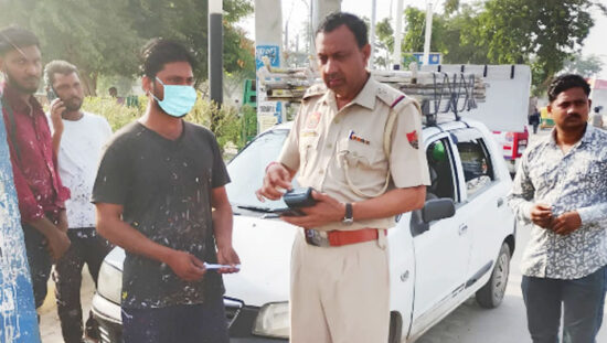 फरीदाबाद में एक स्पेशल एनफोर्समेंट ड्राइव के दौरान ट्रैफिक पुलिस पुरानी डीजल और पेट्रोल गाड़ियों की जांच कर रही है और उन्हें ज़ब्त कर रही है।