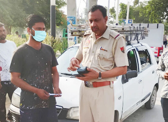 फरीदाबाद में एक स्पेशल एनफोर्समेंट ड्राइव के दौरान ट्रैफिक पुलिस पुरानी डीजल और पेट्रोल गाड़ियों की जांच कर रही है और उन्हें ज़ब्त कर रही है।
