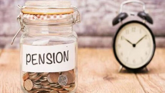 फरीदाबाद जिला समाज कल्याण कार्यालय में पेंशन संबंधी समस्या के समाधान के लिए पहुंचे लाभार्थी