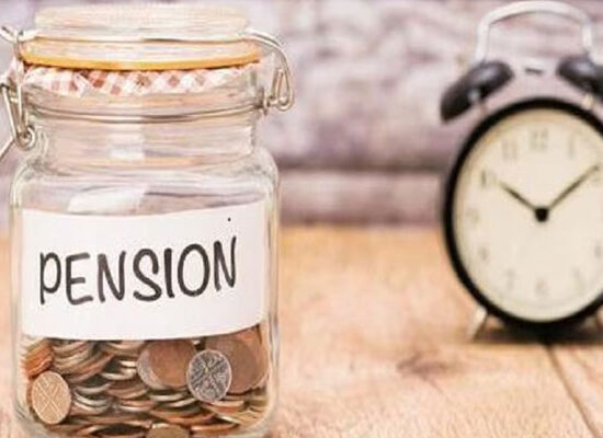 फरीदाबाद जिला समाज कल्याण कार्यालय में पेंशन संबंधी समस्या के समाधान के लिए पहुंचे लाभार्थी