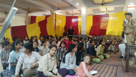 फरीदाबाद के सेक्टर 15 आर्य समाज में लोगों को जागरूक करतीं सामुदायिक पुलिसिंग सेल की प्रभारी निरीक्षक सुनीता।