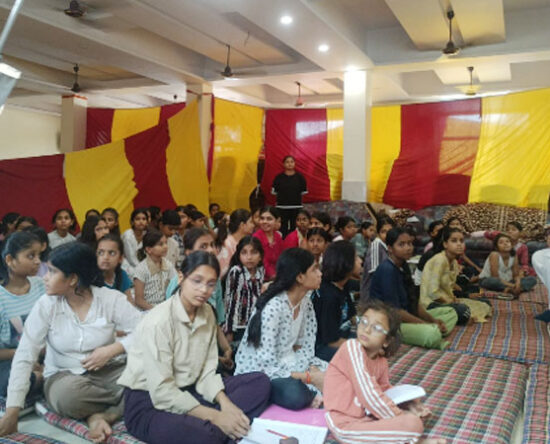 फरीदाबाद के सेक्टर 15 आर्य समाज में लोगों को जागरूक करतीं सामुदायिक पुलिसिंग सेल की प्रभारी निरीक्षक सुनीता।