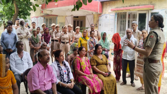 फरीदाबाद पुलिस के अधिकारी NIT महिला पुलिस स्टेशन में महिलाओं की सुरक्षा, साइबर अपराध की रोकथाम और नशा मुक्ति पर आयोजित जागरूकता कार्यक्रम के दौरान प्रतिभागियों को संबोधित कर रहे हैं।