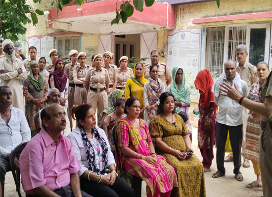 फरीदाबाद पुलिस के अधिकारी NIT महिला पुलिस स्टेशन में महिलाओं की सुरक्षा, साइबर अपराध की रोकथाम और नशा मुक्ति पर आयोजित जागरूकता कार्यक्रम के दौरान प्रतिभागियों को संबोधित कर रहे हैं।