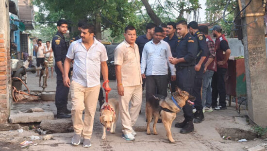 राहुल कॉलोनी में सर्च ऑपरेशन चलाती फरीदाबाद पुलिस की क्राइम ब्रांच टीम।