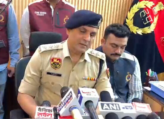 फरीदाबाद पुलिस मुठभेड़ के बाद गिरफ्तार हिस्ट्रीशीटर बदमाश।