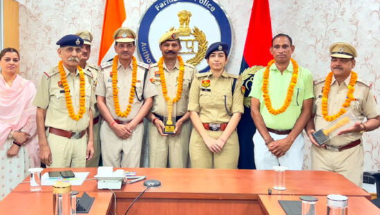 फरीदाबाद पुलिस आयुक्त कार्यालय में सेवानिवृत्त पुलिसकर्मियों का सम्मान करते अधिकारी।
