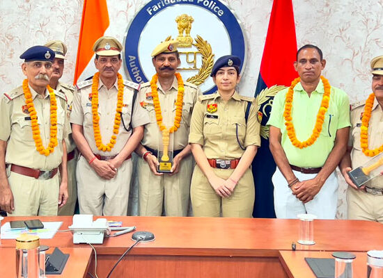 फरीदाबाद पुलिस आयुक्त कार्यालय में सेवानिवृत्त पुलिसकर्मियों का सम्मान करते अधिकारी।
