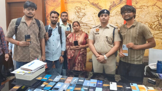 फरीदाबाद पुलिस द्वारा बरामद 103 गुमशुदा मोबाइल उनके मालिकों को सौंपते डीसीपी क्राइम राजेश कुमार मोहन