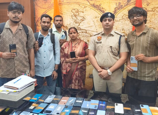 फरीदाबाद पुलिस द्वारा बरामद 103 गुमशुदा मोबाइल उनके मालिकों को सौंपते डीसीपी क्राइम राजेश कुमार मोहन