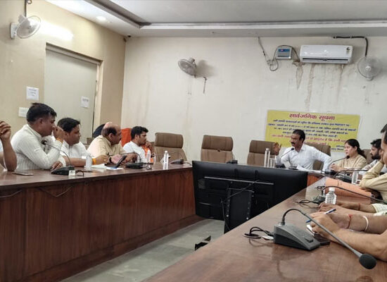 फरीदाबाद नगर निगम में प्रॉपर्टी टैक्स ब्याज माफी योजना को लेकर आयोजित बैठक