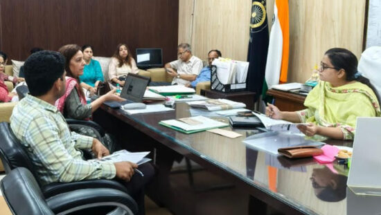 फरीदाबाद में पल्स पोलियो अभियान के तहत बच्चों को पोलियो की खुराक पिलाते स्वास्थ्य कर्मी