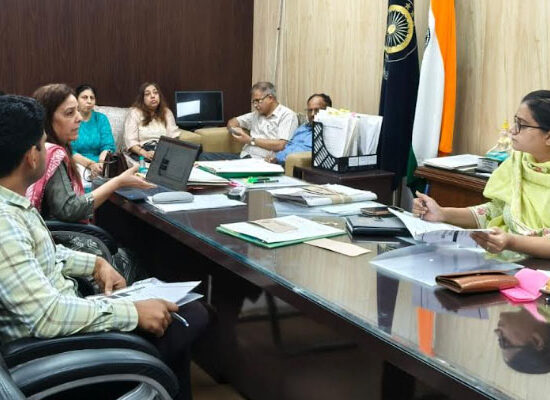 फरीदाबाद में पल्स पोलियो अभियान के तहत बच्चों को पोलियो की खुराक पिलाते स्वास्थ्य कर्मी