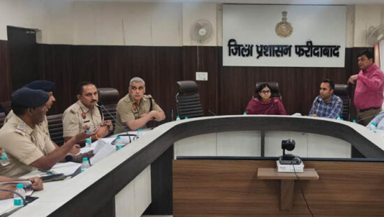 फरीदाबाद में जिला सड़क सुरक्षा समिति की बैठक की अध्यक्षता करतीं एडीसी अंजलि श्रोत्रिया।