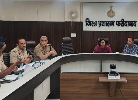 फरीदाबाद में जिला सड़क सुरक्षा समिति की बैठक की अध्यक्षता करतीं एडीसी अंजलि श्रोत्रिया।