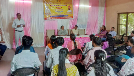 फरीदाबाद रोजगार मेले में नौकरी के लिए साक्षात्कार देते युवा अभ्यर्थी।