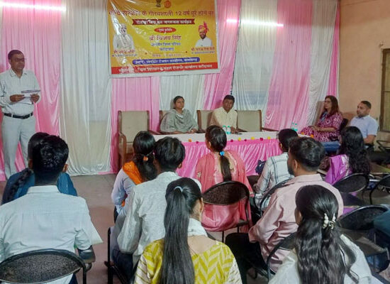 फरीदाबाद रोजगार मेले में नौकरी के लिए साक्षात्कार देते युवा अभ्यर्थी।