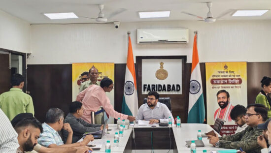 फरीदाबाद लघु सचिवालय में आयोजित समाधान शिविर में नागरिकों की समस्याएं सुनते सीटीएम अंकित कुमार।