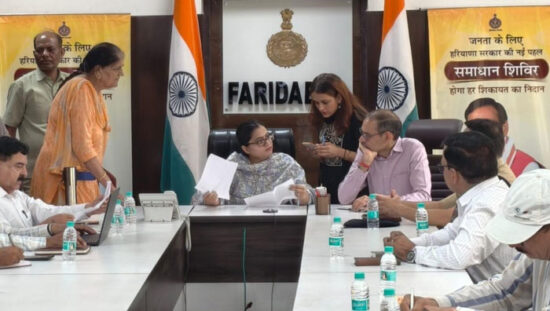 फरीदाबाद के समाधान शिविर में नागरिकों की शिकायतें सुनती एडीसी अंजलि श्रोत्रिया।