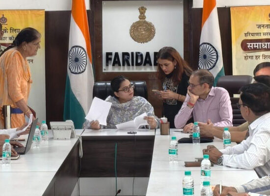 फरीदाबाद के समाधान शिविर में नागरिकों की शिकायतें सुनती एडीसी अंजलि श्रोत्रिया।
