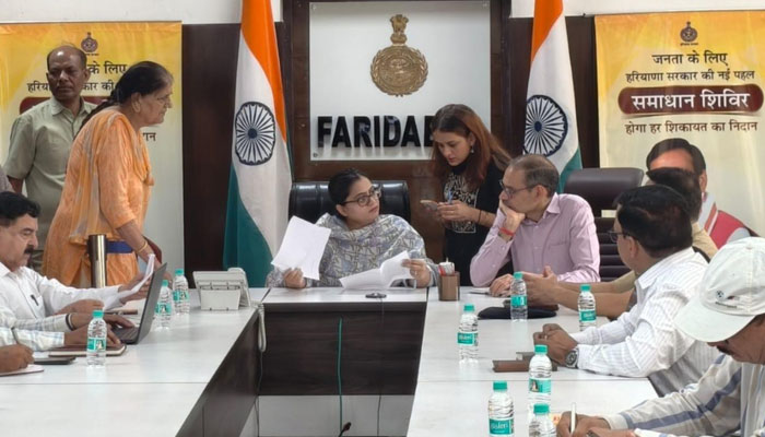 फरीदाबाद के समाधान शिविर में नागरिकों की शिकायतें सुनती एडीसी अंजलि श्रोत्रिया।