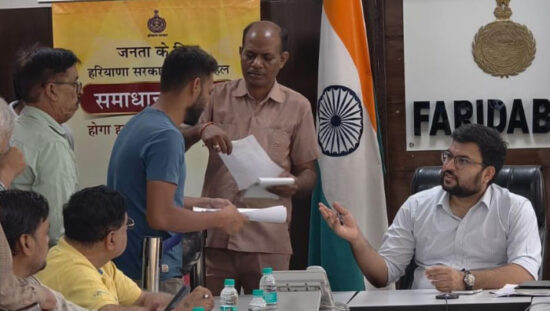 फरीदाबाद लघु सचिवालय में आयोजित समाधान शिविर में लोगों की शिकायतें सुनते सीटीएम अंकित कुमार