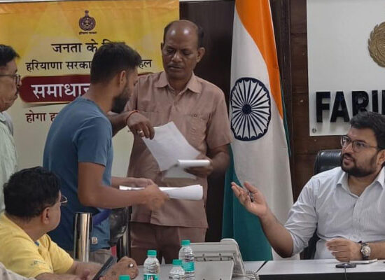 फरीदाबाद लघु सचिवालय में आयोजित समाधान शिविर में लोगों की शिकायतें सुनते सीटीएम अंकित कुमार