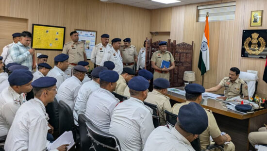 यातायात व्यवस्था की समीक्षा बैठक में अधिकारियों को निर्देश देते डीसीपी ट्रैफिक जयवीर सिंह।