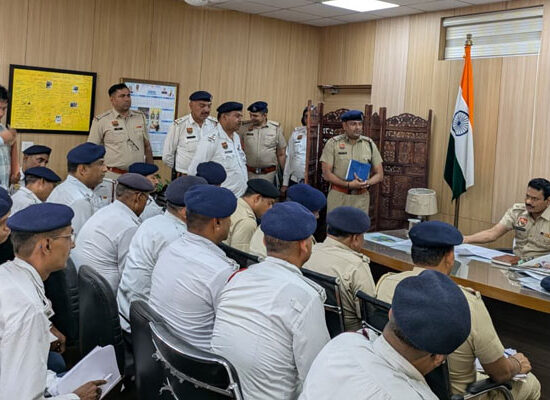 यातायात व्यवस्था की समीक्षा बैठक में अधिकारियों को निर्देश देते डीसीपी ट्रैफिक जयवीर सिंह।